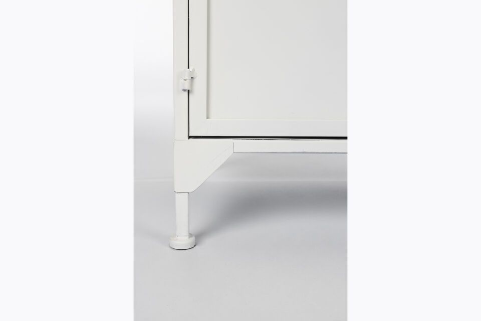 Questa credenza ha ante che combinano vetro e pannelli massicci