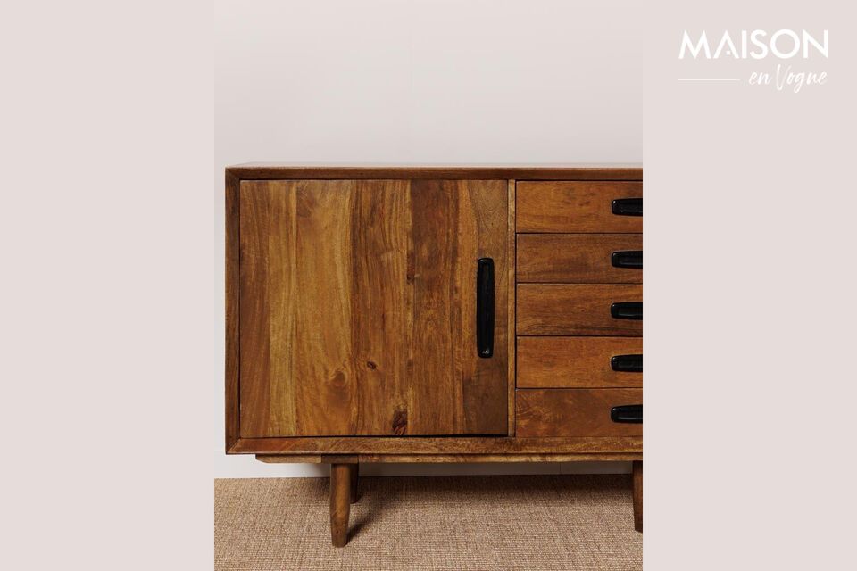 Questa credenza marrone ha un design elegante e senza tempo che si abbina armoniosamente a diversi