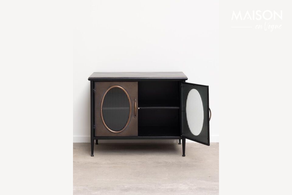 La credenza Barrow in metallo color rame non è solo un attraente oggetto decorativo