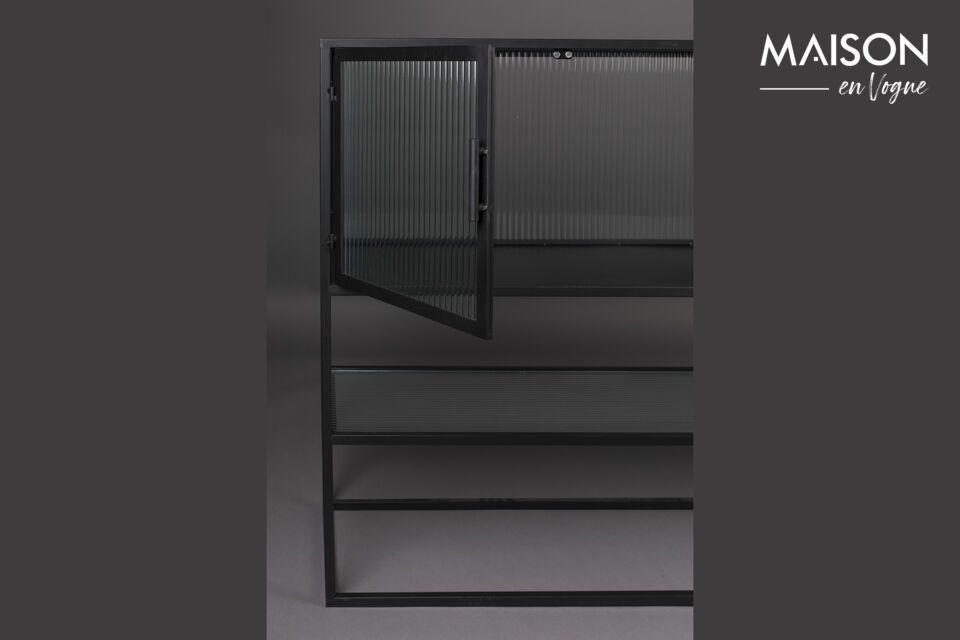 Una credenza in ferro nero elegante e funzionale per qualsiasi interno.