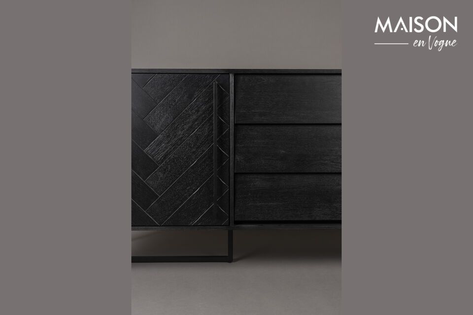 Credenza in legno nero, dal design elegante e solido.