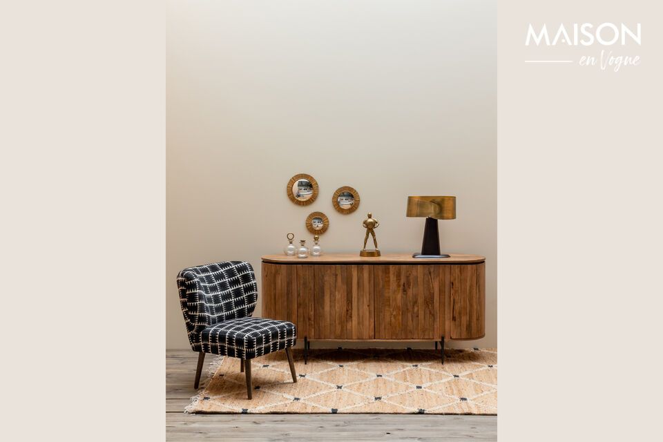 Una credenza in legno di mango: elegante e funzionale.