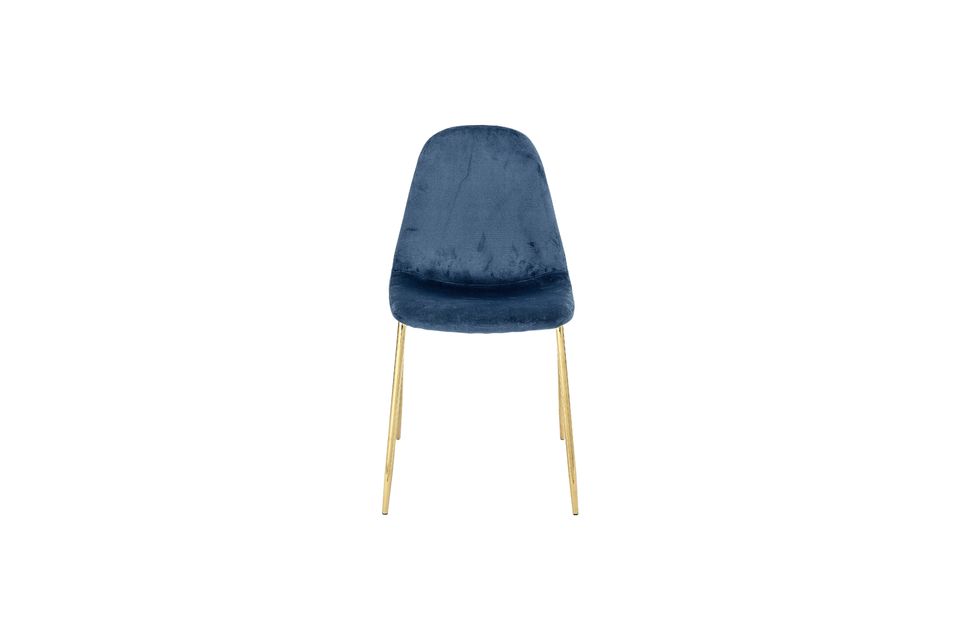 La combinazione di blu e oro conferisce alla sedia un carattere quasi regale