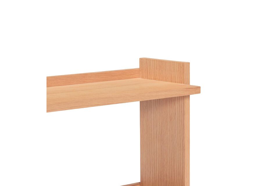 Lo scaffale Forma in legno chiaro offre uno spazio ampio ed elegante per riporre libri