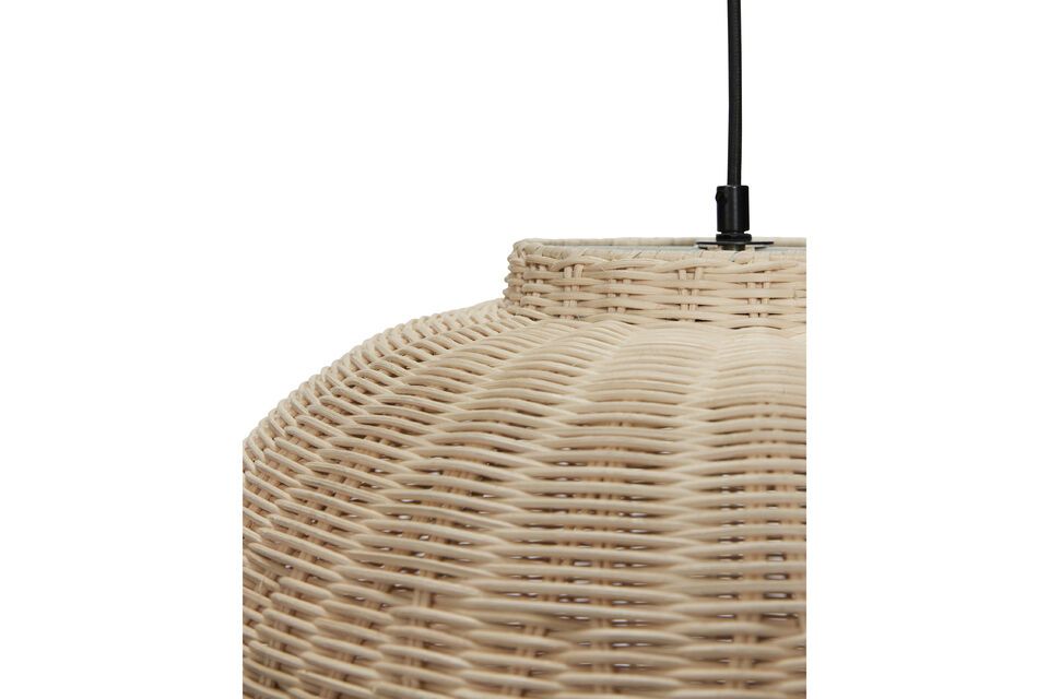 Questa elegante lampada combina la bellezza naturale del rattan con un design contemporaneo per