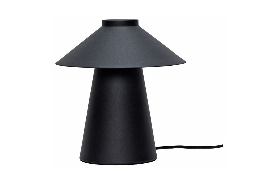 La lampada da tavolo Chipper in metallo nero incarna un\'elegante semplicità