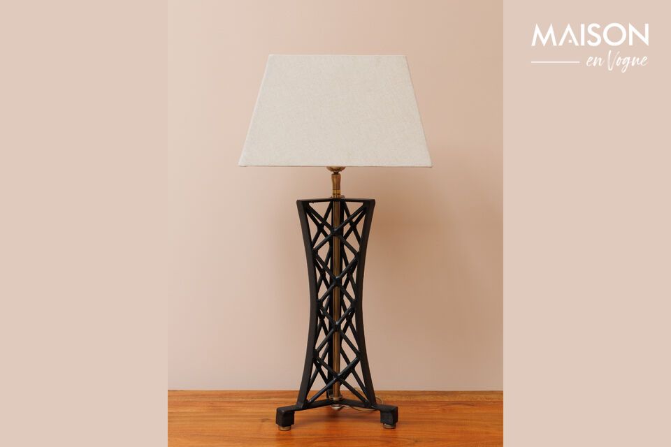 Aggiungete un tocco elegante e moderno con questa lampada in ottone nero.