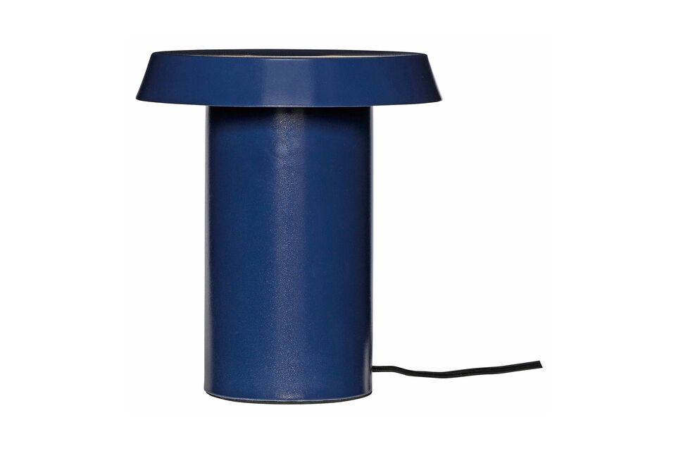 La lampada da tavolo Keen in metallo blu scuro è un connubio perfetto tra funzionalità e stile