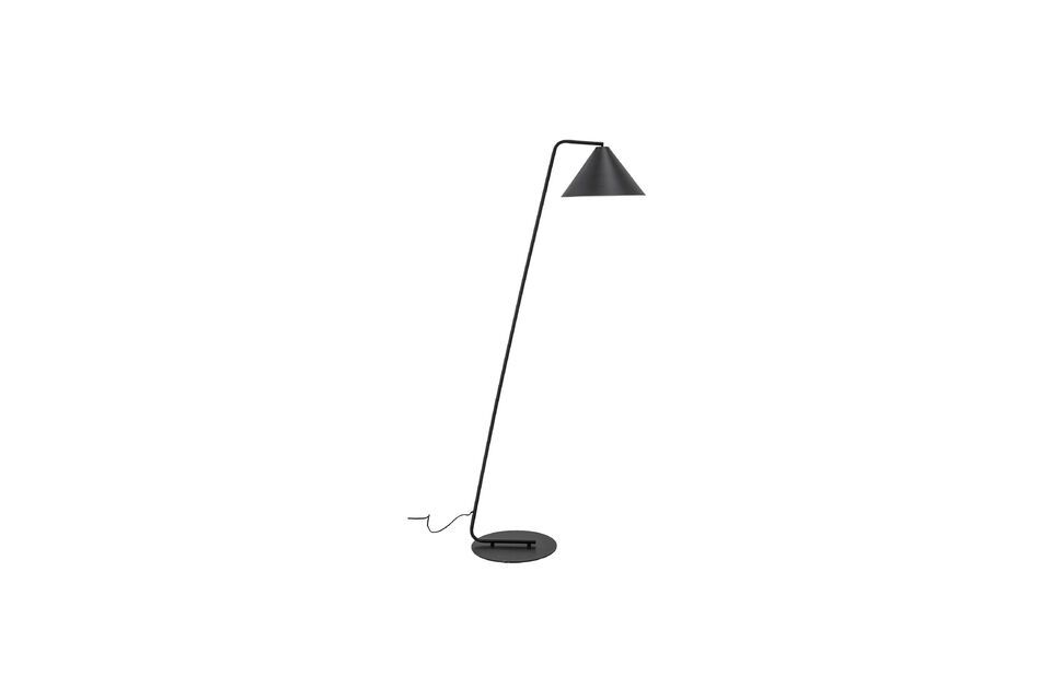 La silhouette elegante e moderna della lampada da terra Latisha riflette l\'estetica nordica