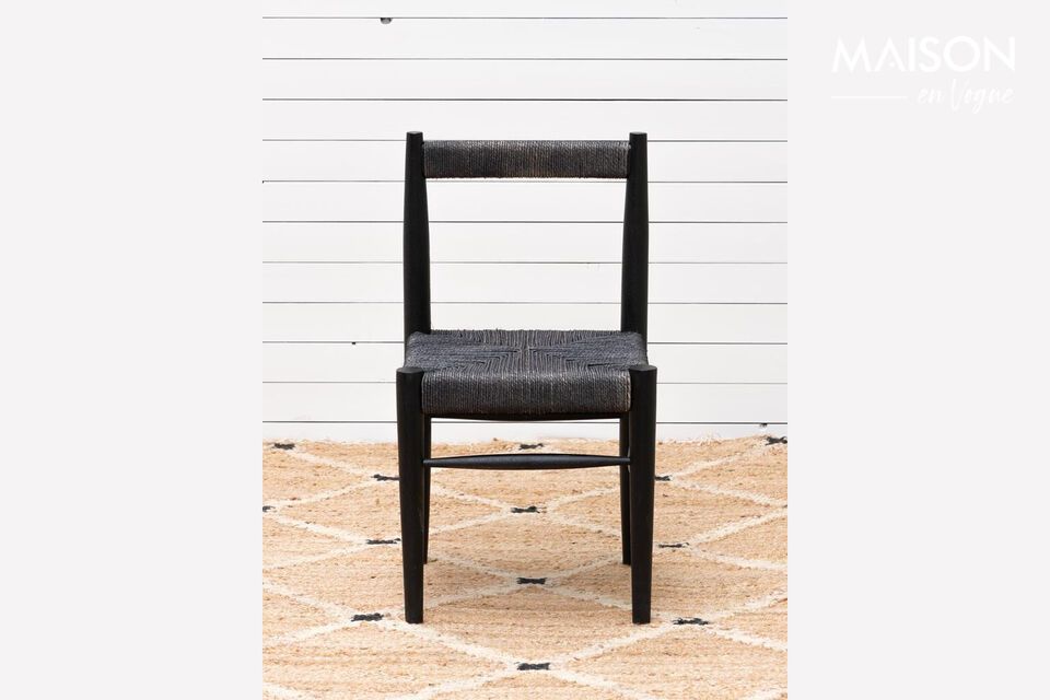 Sedia in mango nero, eleganza duratura per qualsiasi ambiente.