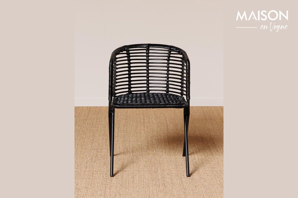 Comfort e stile con la nostra sedia in rattan nero.