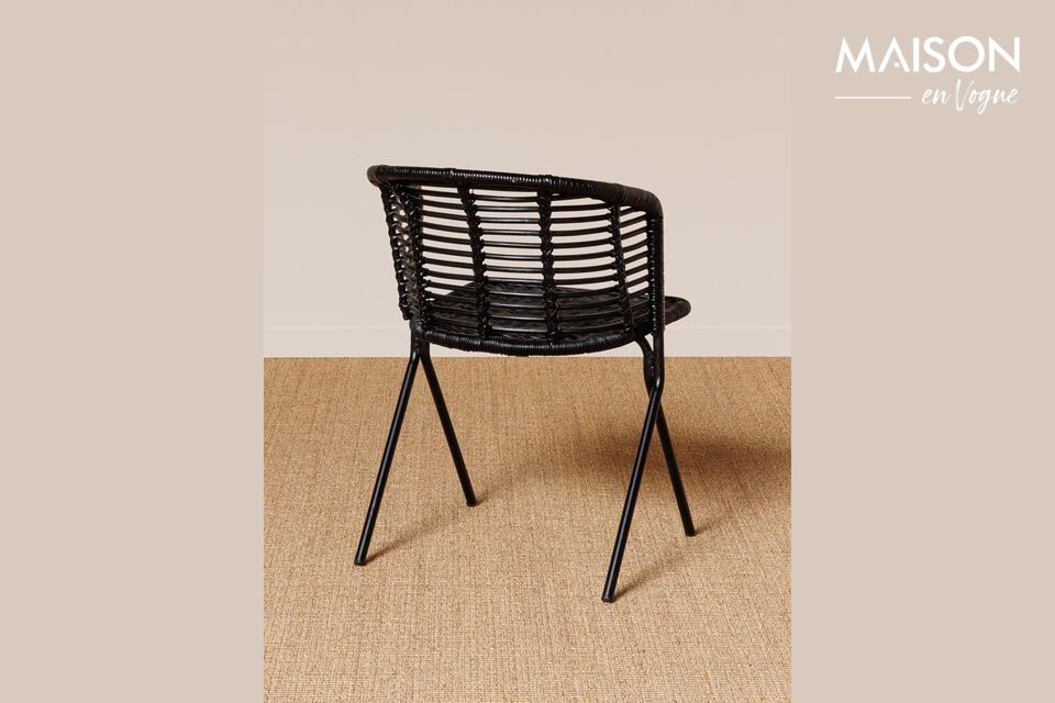 Aggiungete un tocco di eleganza e comfort al vostro spazio con questa sedia in rattan nero