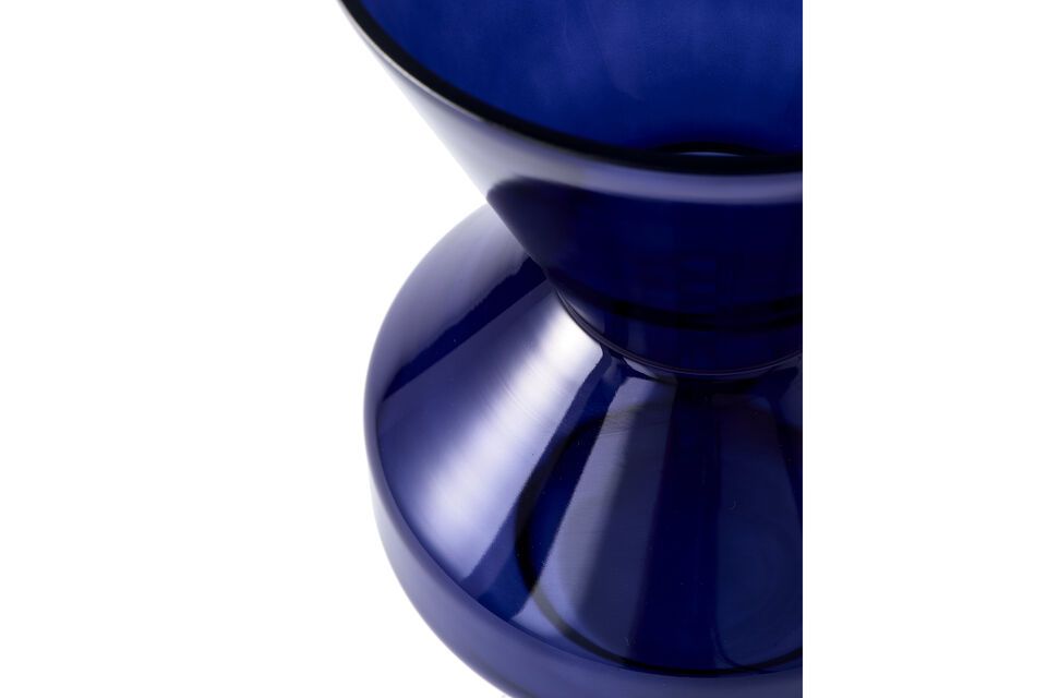 Scoprite l\'eleganza senza tempo del vaso in vetro blu scuro a collo spesso